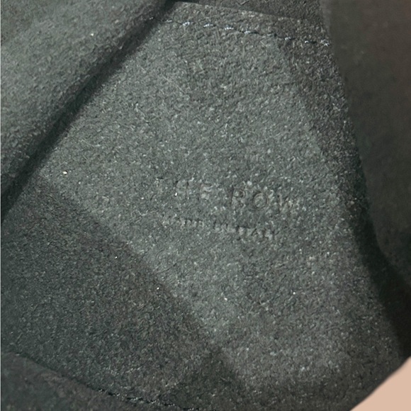 Isa - Classic Black Leather Shoulder Bag - Picture 7 of 7